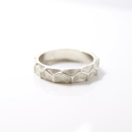 Inge Goedbloed - zilveren ring met honingraat patroon - 11067
