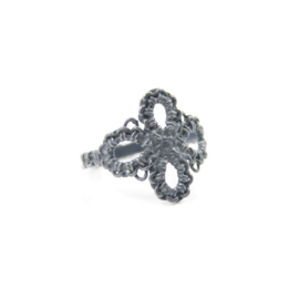 Femke Toele - gehaakt gezwarte zilveren ring - 11796