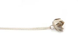 Maja Lava - Zilveren collier met bloemknop hanger - 10932