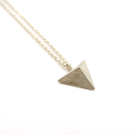 Janneke de bruin - zilveren collier met driehoek hanger - 11381