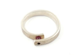 Galerie Puur - Ring met geklemde robijn - 11047