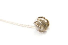 Maja Lava - Zilveren collier met bloemknop hanger - 10932