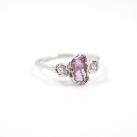 Femke Toele - zilveren ring met roze ruwe saffier - 12035