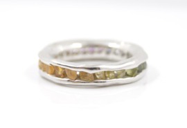 Femke Toele - Zilveren ring met regenboog kleuren saffier - 12030
