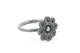 Hester Zagt - Gezwart zilveren ring met bloem - 11197