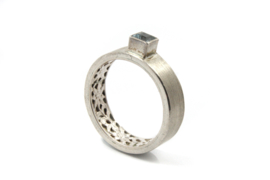 Myjung Kim - Zilveren ring met versiering en aquamarijn - 10147