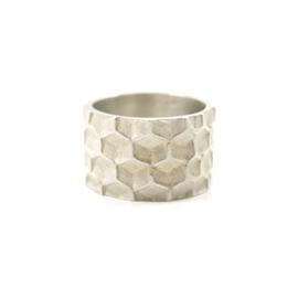 Inge Goedbloed - zilveren ring met honingraat patroon - 9904