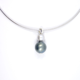 Evelien  Scharphorn zilveren collier met witte zoetwater parel en licht blauwe titanium - ES1166