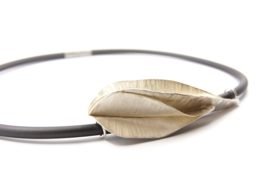Janneke de Bruin - Rubber collier met gevouwen zilveren collier - 10449