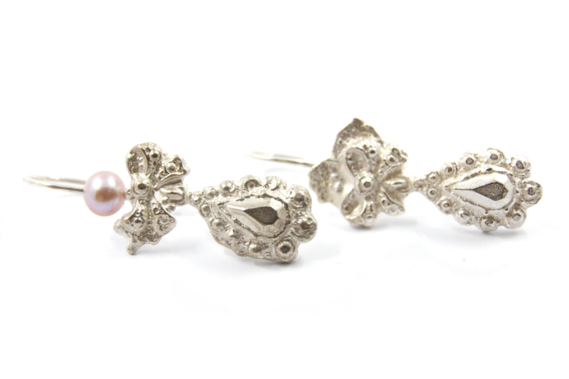 Juwelen Praten - Asymmetrische zilveren oorhangers - 1073