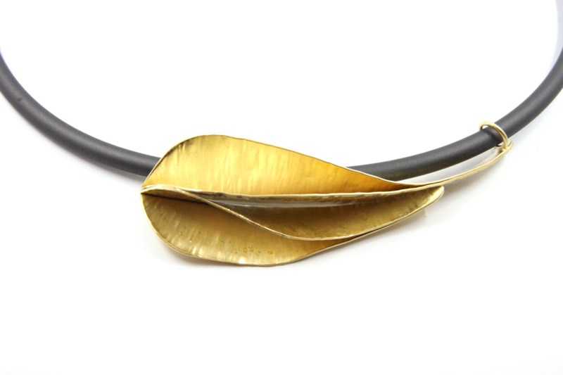 Janneke de Bruin - Rubber collier met vergulden gevouwen hanger - 10450