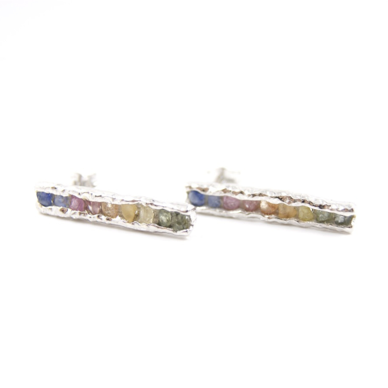 Femke Toele - Oorstekers met regenboog kleuren ruwe saffier - 12037