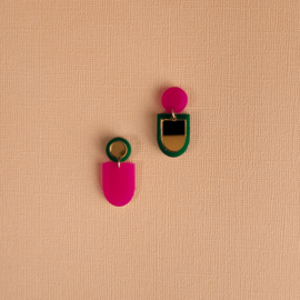 Benthe mismatch | fuchsia roze groene oorbellen