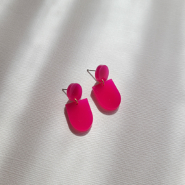 Benthe glans | fuchsia roze oorbellen