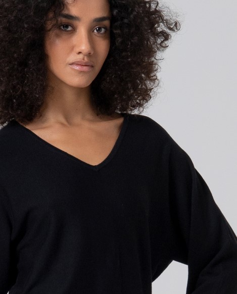 Surkana Japanese-sleeve Sweater with V-neck Black 555LIZA234