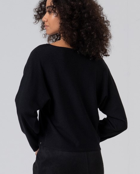 Surkana Japanese-sleeve Sweater with V-neck Black 555LIZA234