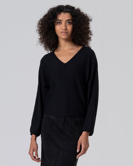 Surkana Japanese-sleeve Sweater with V-neck Black 555LIZA234