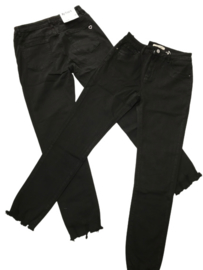 Jeans zwart Monday met rafeltjes onder aan de pijp