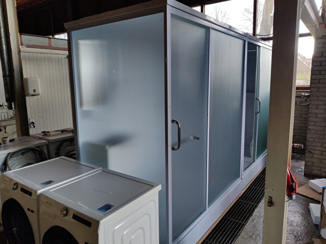 Zwei mobile Grand Move Badezimmern in der Flüchtlingsunterkunft bei Alphen a/d Rijn.