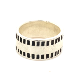Zilveren ring geoxideerd mt 16,75 - 19 x 9 mm