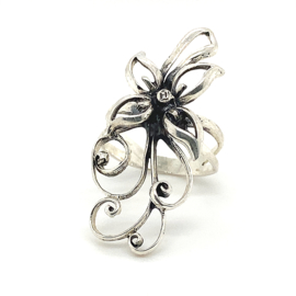 Zilveren ring bloem geoxideerd mt 17 x 40 mm