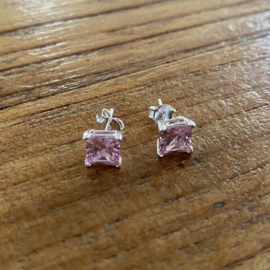 Zilveren oorknoppen zirkonia roze vierkant 6 mm