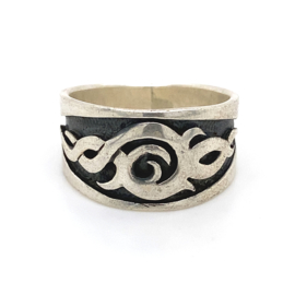 Zilveren ring tribal geoxideerd mt 20,5 x 13 mm