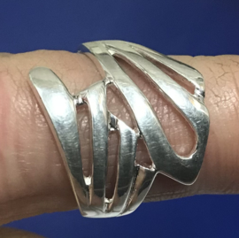 Zilveren ring vrije vorm mt 18,75 x 30 mm