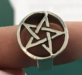 Zilveren ring pentagram mt 18,25 - 20,75 x 19 mm