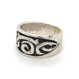 Zilveren ring tribal geoxideerd mt 17,75 x 10,5 mm