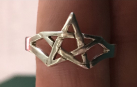 Zilveren ring pentagram mt 21,25 x 13 mm