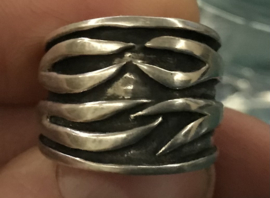 Zilveren ring geoxideerd breed mt 17 en 18 x 16 mm