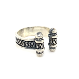 Zilveren ring vrije vorm geoxideerd 17 - 18 x 12 mm