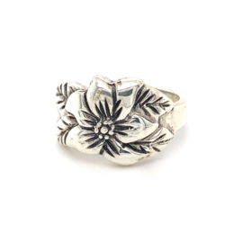 Zilveren ring vrije vorm bloem  18,75 en 19,75 x 16 mm