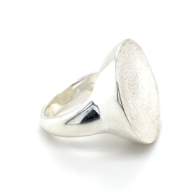 Zilveren ring dames met bewerkt ronde knop mt 17,5 en 18,25