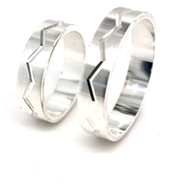 Zilveren ring zigzag streep mt 16 - 21 - relatiering
