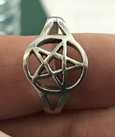 Zilveren ring pentagram mt 21,5 x 15 mm