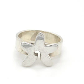 Zilveren ring vrije vorm bloem glimmend 17 en 18 x 17 mm
