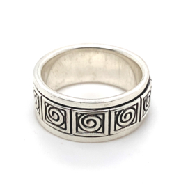 Zilveren ring geoxideerd draaibaar mt 18 x 9 mm