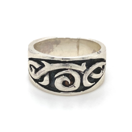 Zilveren ring tribal geoxideerd mt 17,75 x 10,5 mm