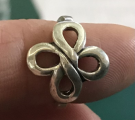 Zilveren ring vrije vorm knoop bloem 16 - 19,25 x 17 mm