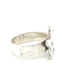 Zilveren ring vrije vorm bloem glimmend 17 en 18 x 17 mm