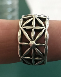 Zilveren ring vrije vorm geoxideerd 18,5 x 12 mm
