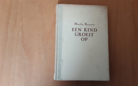 Een kind groeit op - M. Brouwer