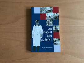 Een straatagent kijkt achterom - A. van Stuijvenberg