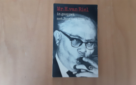 Mr. H. van Riel in gesprek met Joop van Tijn - H. van Riel / J. van Tijn