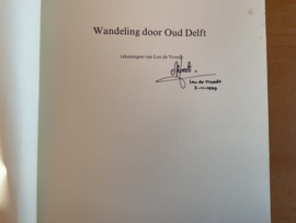 Wandeling door Oud Delft - GESIGNEERD - L. de Vroedt