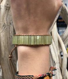 Leren armband gipsy-style van de half-edelsteen Jade. is op 20, 22 en 25 cm te dragen