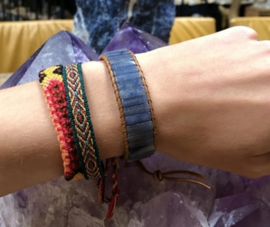 Leren armband gipsy-style van de half-edelsteen Blauwe kwarts, is op 20, 22 en 25 cm te dragen
