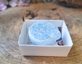 Calciet blauw ema egg uit Brazilië.